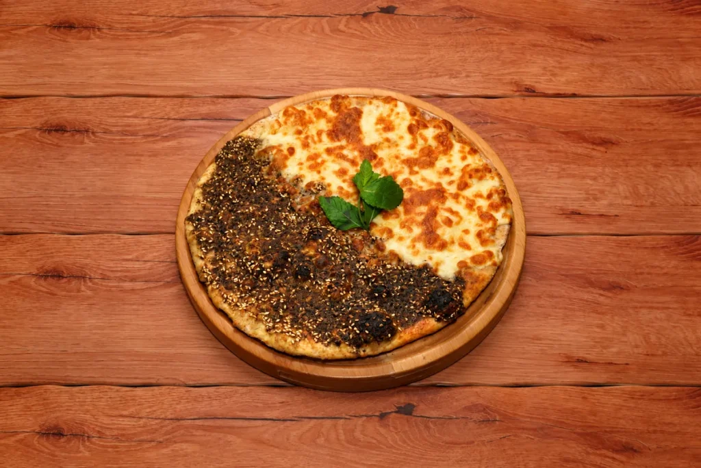 Manakish Mixed Zaatar und Käse | Hallo Beirut Zürich